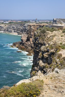 kayalık ve engebeli kayalıklarla sagres, Portekiz