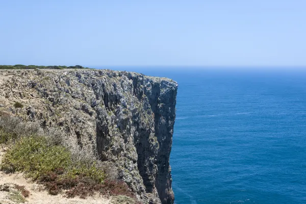 Rotsachtige klip van de algarve-kust in sagres, portugal — Stockfoto