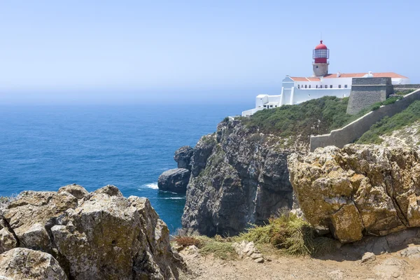 Скалистое побережье и маяк в Сагресе, Португалия — стоковое фото