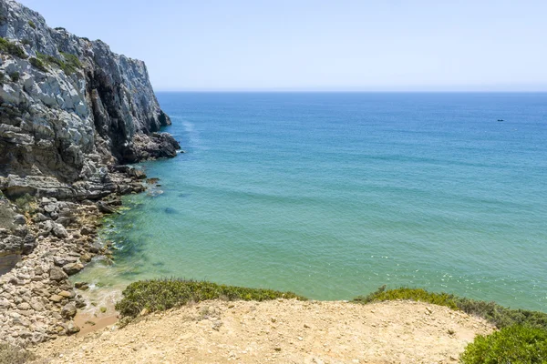 Empty beach at the Atlantic Ocean in Sagres, Portugal — Stock Photo, Image