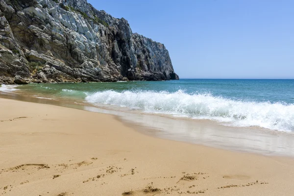 Praia vazia e penhasco na praia de Beliche, Sagres, Portugal — Fotografia de Stock