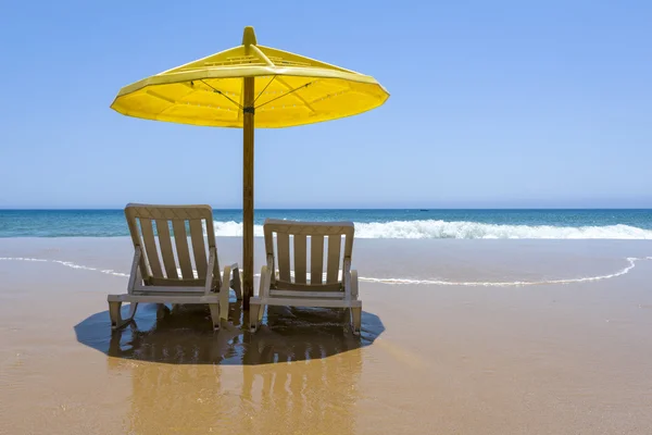 Sillas de playa con sombrilla en un día soleado —  Fotos de Stock