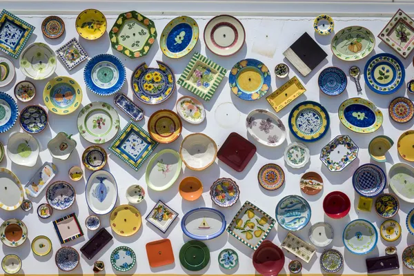 Традиционные португальские ручной работы, красочные украшенные тарелки — стоковое фото