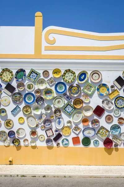Португальские декоративные тарелки ручной работы на стене — стоковое фото
