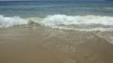 Kumlu sahilde denizin yumuşak dalgası