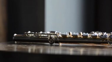ahşap bir masa üzerinde gümüş flüt detay