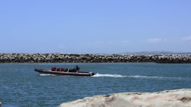 Small boat leaving harbor — Stock Video