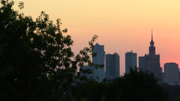 Staden Warszawa centrum skyline vid solnedgången i Polen. — Stockvideo