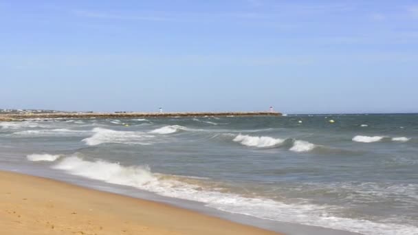 Playa limpia en Vilamoura resort en Portugal — Vídeo de stock