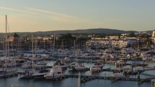 Dokkolt a kikötőben luxus jachtok — Stock videók