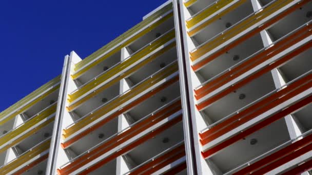 Vivid casa de apartamentos bajo el cielo azul — Vídeo de stock