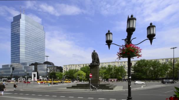 Bank square i Warszawa, Polen — Stockvideo