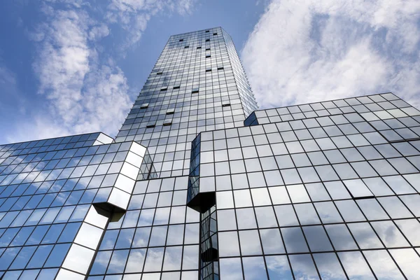 Абстрактная текстура современного здания из синего стекла — стоковое фото
