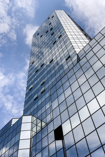 Façade abstraite de gratte-ciel de bâtiment moderne en verre bleu — Photo