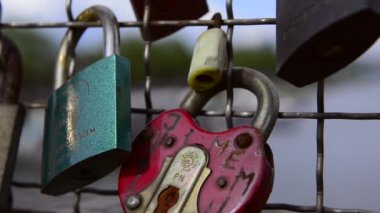 korkuluk kapalı asma kilitler.