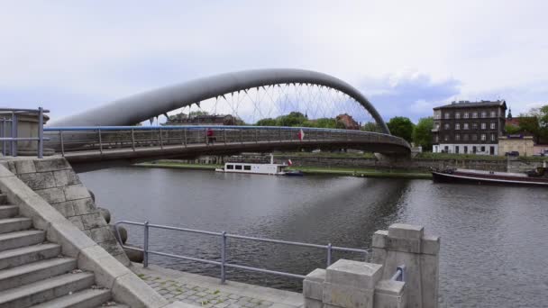 Kladka bernatka - gångbro över floden Vistula i krakow — Stockvideo