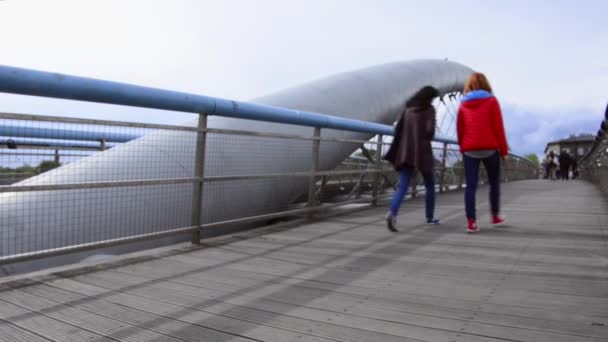 Kladka bernatka - voetgangersbrug over de rivier de vistula in Krakau — Stockvideo