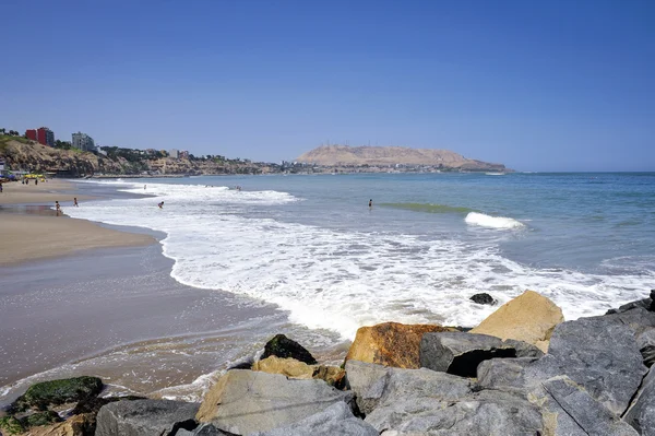 Línea costera en el distrito de Miraflores en Lima, Perú , — Foto de Stock