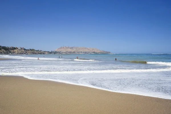 Praia no distrito de Miraflores em Lima, Peru — Fotografia de Stock