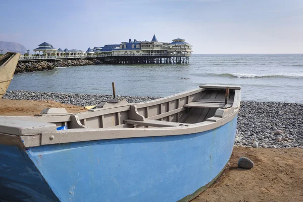 Barco comió la playa en el distrito de Miraflores en Lima — Foto de Stock