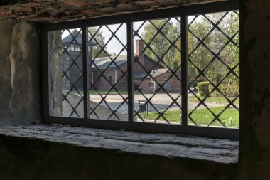 Polonya'daki auschwitz toplama kampında bir pencereden görüntüleme