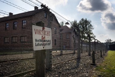 Dikkatli ol, yüksek gerilim, tehlike işareti ın auschwitz II-birkenau kampında brzezinka