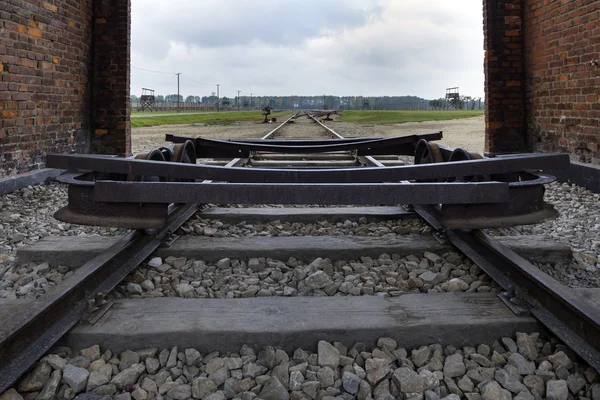 Trein spoorweg op Auschwitz Birkenau, Polen. — Stockfoto