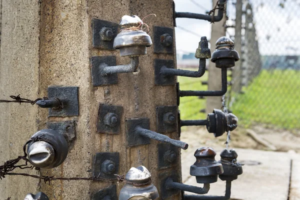 Cerca eléctrica de alambre de púas que rodea Auschwitz II-Birkenau, Polonia — Foto de Stock