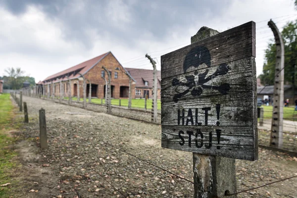 Señal de advertencia de muerte en Auschwitz, campo de concentración en Polonia — Foto de Stock