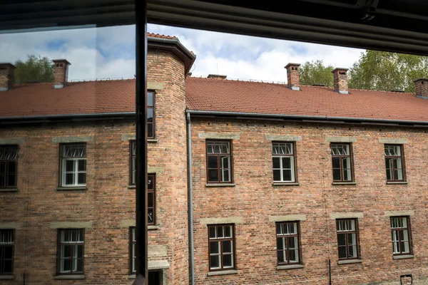 Vue depuis une fenêtre du camp d'Auschwitz II, camp d'extermination en Pologne — Photo