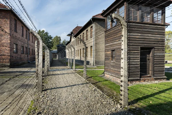 Passerella esterna rivestita con filo spinato elettrificato nel campo di Auschwitz II . — Foto Stock