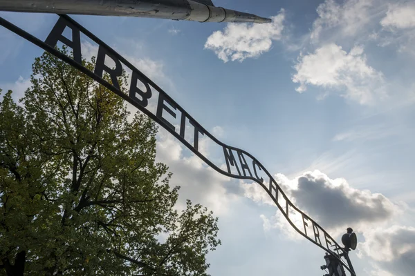 A entrada para o campo de concentração Auschwitz II em Brzezinka, Polônia . — Fotografia de Stock