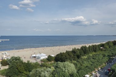 Sopot beach, Baltık Denizi üzerinde kişi 