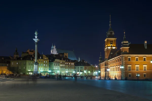 皇家城堡和在华沙老城的夜景 — 图库照片