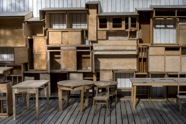 Пустые деревянные полки и старинная мебель — стоковое фото