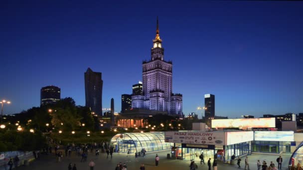 文化科学宮殿の建物は、ポーランドの首都のランドマーク. — ストック動画