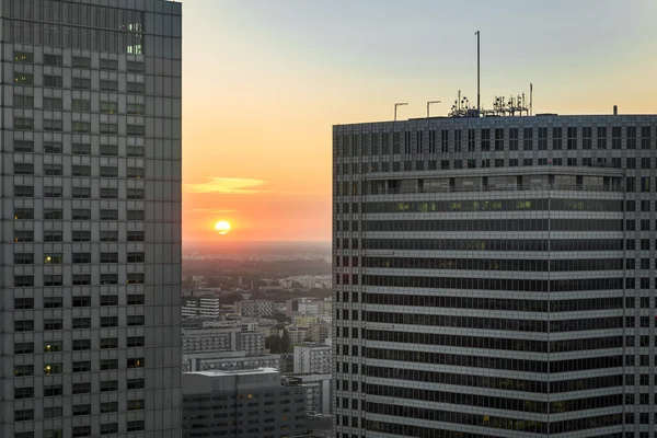 Solnedgången över Warszawa stad med moderna byggnader — Stockfoto