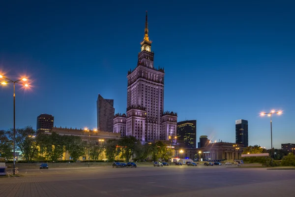 Paleis voor cultuur in Warschau tijdens de nachttijd. — Stockfoto