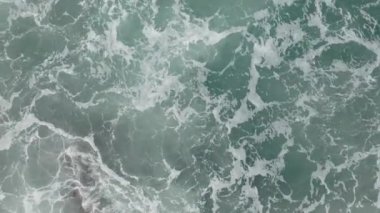 İskoçya, Skye Adası, Elgol Sahili 'nde, deniz kıyısında yüzen su.