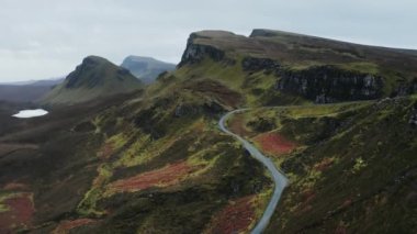 Kuzey İskoçya, Skye Adası 'ndaki Quiraing heyelan insansız hava aracı görüntüsü