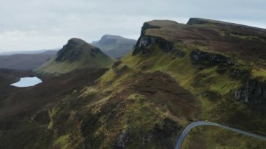 Kuzey İskoçya, Skye Adası 'ndaki Quiraing heyelan insansız hava aracı görüntüsü