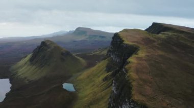 Kuzey İskoçya, Skye Adası 'ndaki Quiraing heyelan insansız hava aracı görüntüsü
