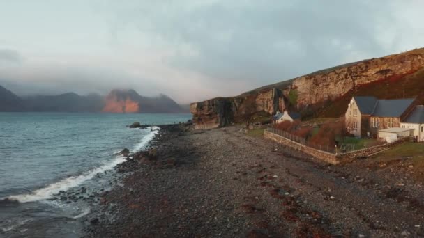 スコットランドのスカイ島エルゴルビーチのドローンビュー — ストック動画