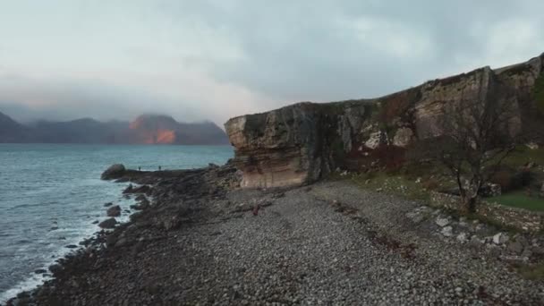 スコットランドのスカイ島エルゴルビーチのドローンビュー — ストック動画