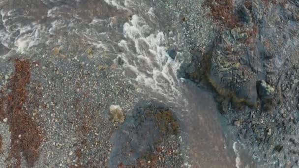 苏格兰斯凯岛Elgol海滩海滨的浮水 — 图库视频影像