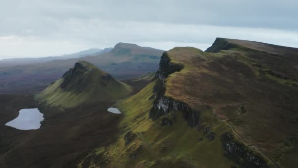 Drone Uitzicht Quiraing Aardverschuiving Het Noorden Van Schotland Isle Skye — Stockvideo