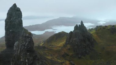 İskoçya, Skye 'daki Scotlands Adası' ndaki Storr 'un Yaşlı Adamı' nın üzerinden insansız hava aracı geçiyor.