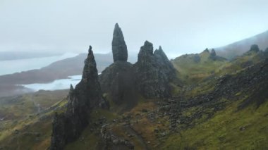 İskoçya, Skye 'daki Scotlands Adası' ndaki Storr 'un Yaşlı Adamı' nın üzerinden insansız hava aracı geçiyor.