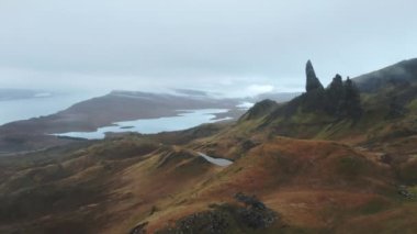 İskoçya, Skye 'daki Scotlands Adası' ndaki Storr 'un Yaşlı Adamı' nın üzerinden insansız hava aracı geçiyor.