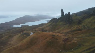 İskoçya, Skye 'daki Scotlands Adası' ndaki Storr 'un Yaşlı Adamı' nın üzerinden insansız hava aracı geçiyor.
